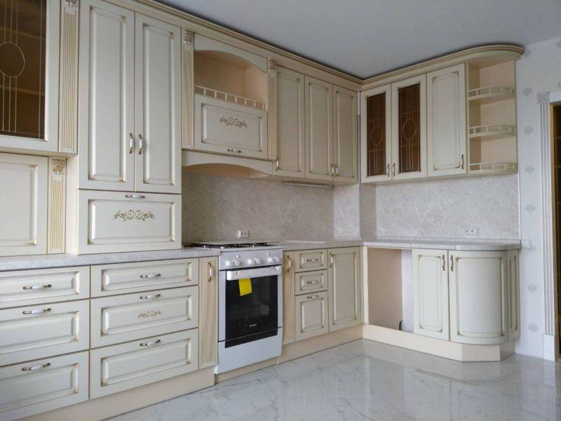 угловая кухня в классическом стиле в Махачкале