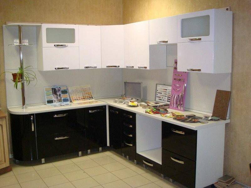 угловая кухня с витриной в Махачкале