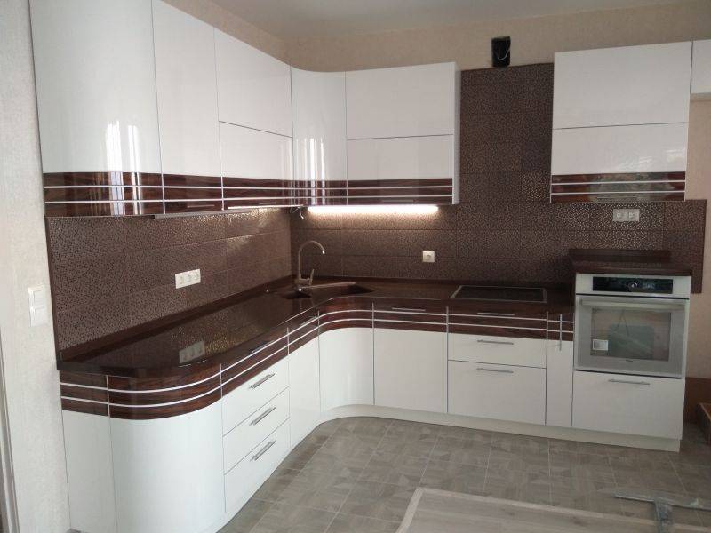 угловая кухня со вставкой из шпона в Махачкале