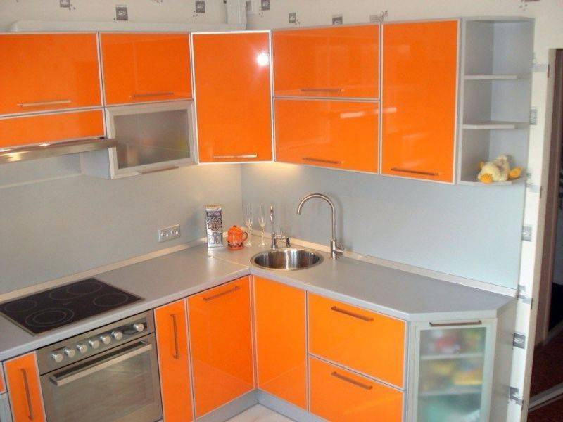 угловая кухня в алюминиевой рамке в Махачкале