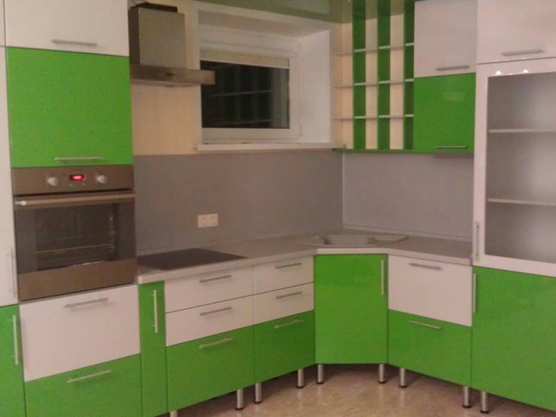 угловая зеленая кухня в Махачкале