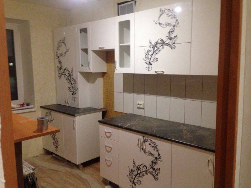 белая кухня с рисунком в Махачкале