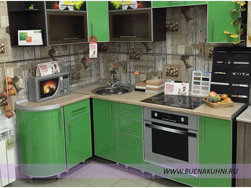 угловая кухня в алюминиевой рамке в Махачкале