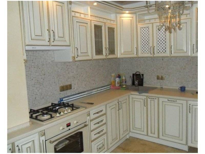 угловая кухня в классическом стиле в Махачкале