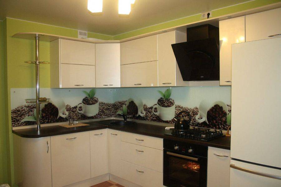 светлая угловая кухня в Махачкале