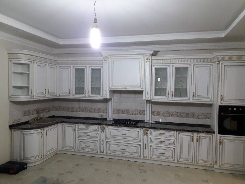 угловая кухня из дерева в Махачкале