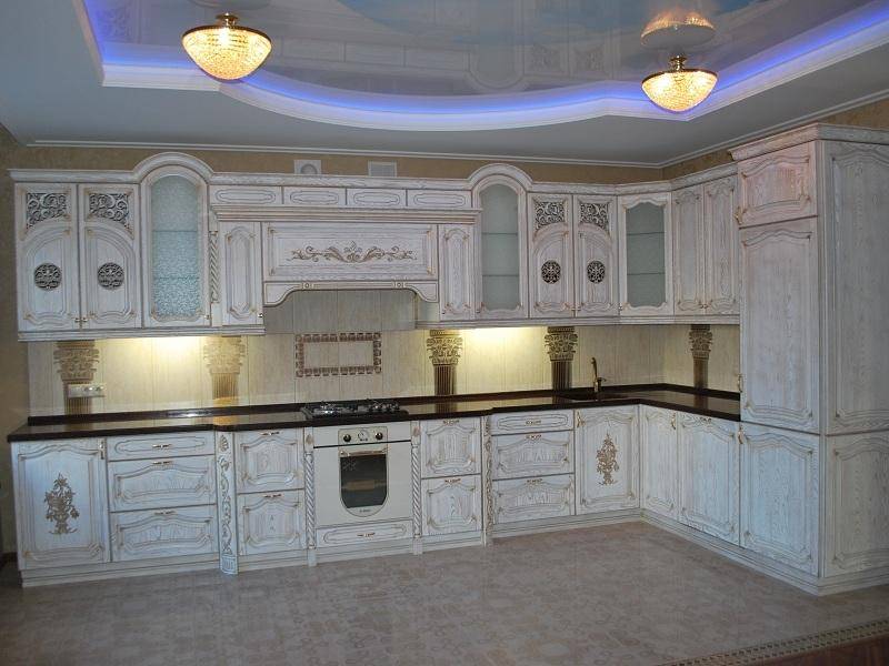кухонный гарнитур ясень цвет белый-патина золото в Махачкале