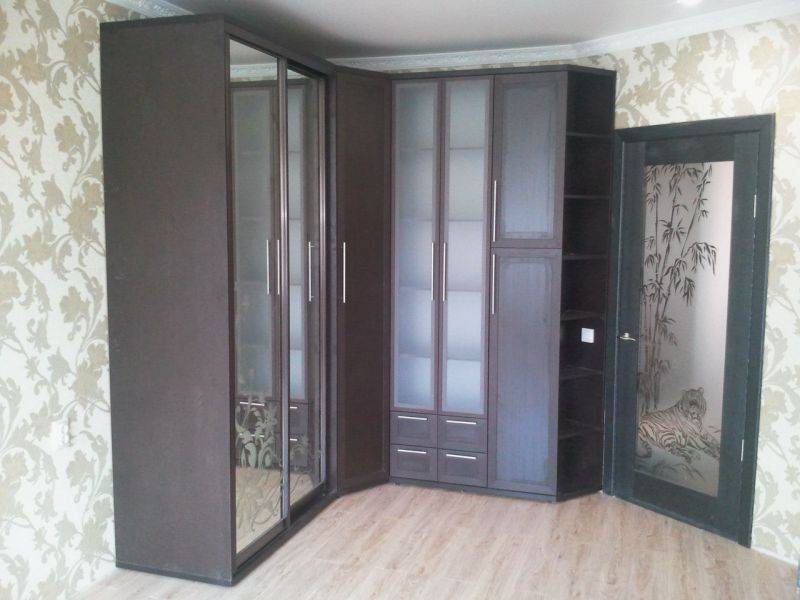 большой угловой шкаф в коридор в Махачкале