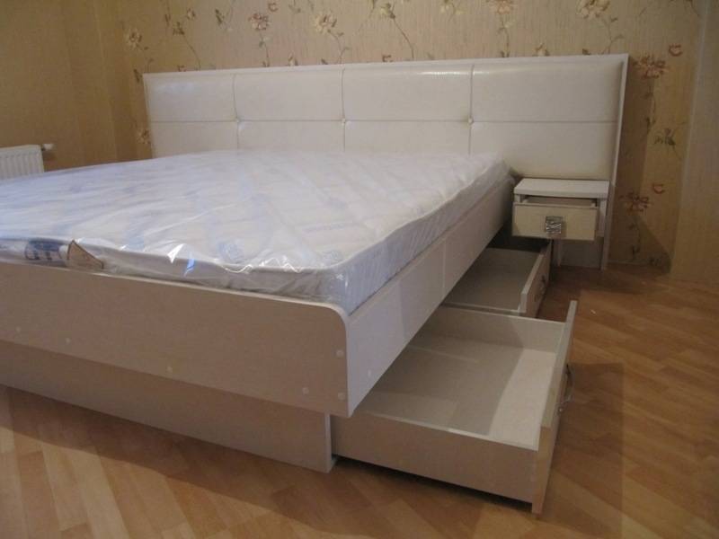 белая кровать с ящиками в Махачкале