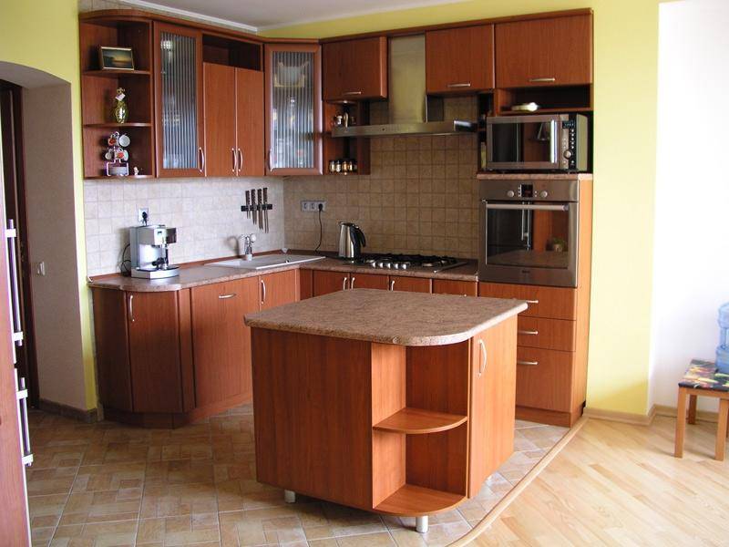 угловая кухня с островом в Махачкале