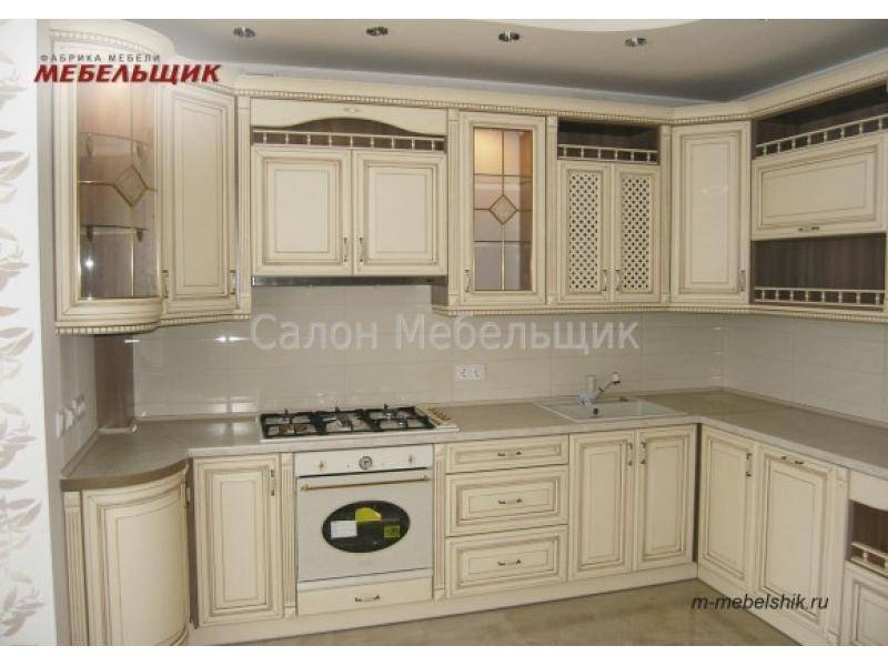 кухня с фасадами из массива ольхи в Махачкале