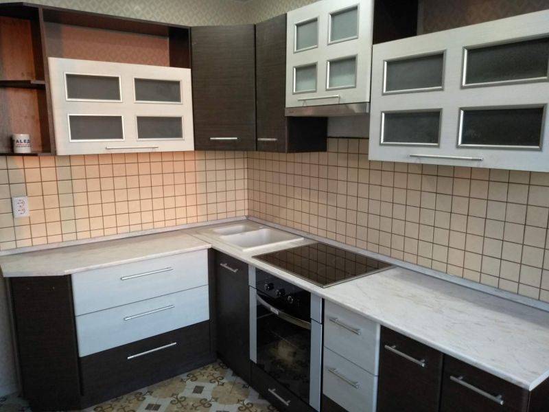 угловая кухня комбинированные фасады в Махачкале