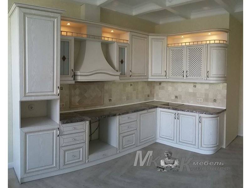 угловая кухня в классическом стиле в Махачкале